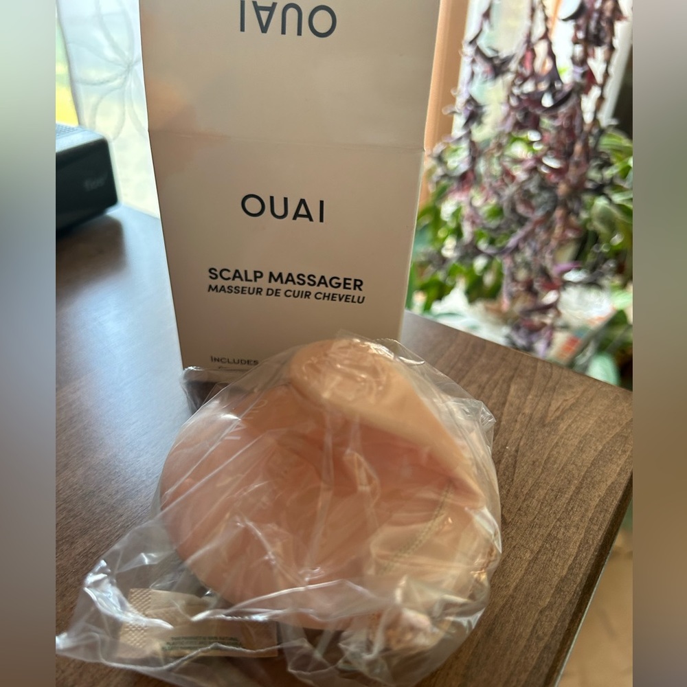 NWT Oaui scalp massager, hair wash massager for shower / peach color